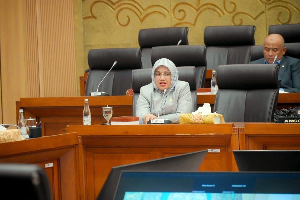 Sebut Tragedi Sumbar Krisis Ekologis, Minta Audit Total Izin Industri dan Pertambangan di Wilayah Rawan