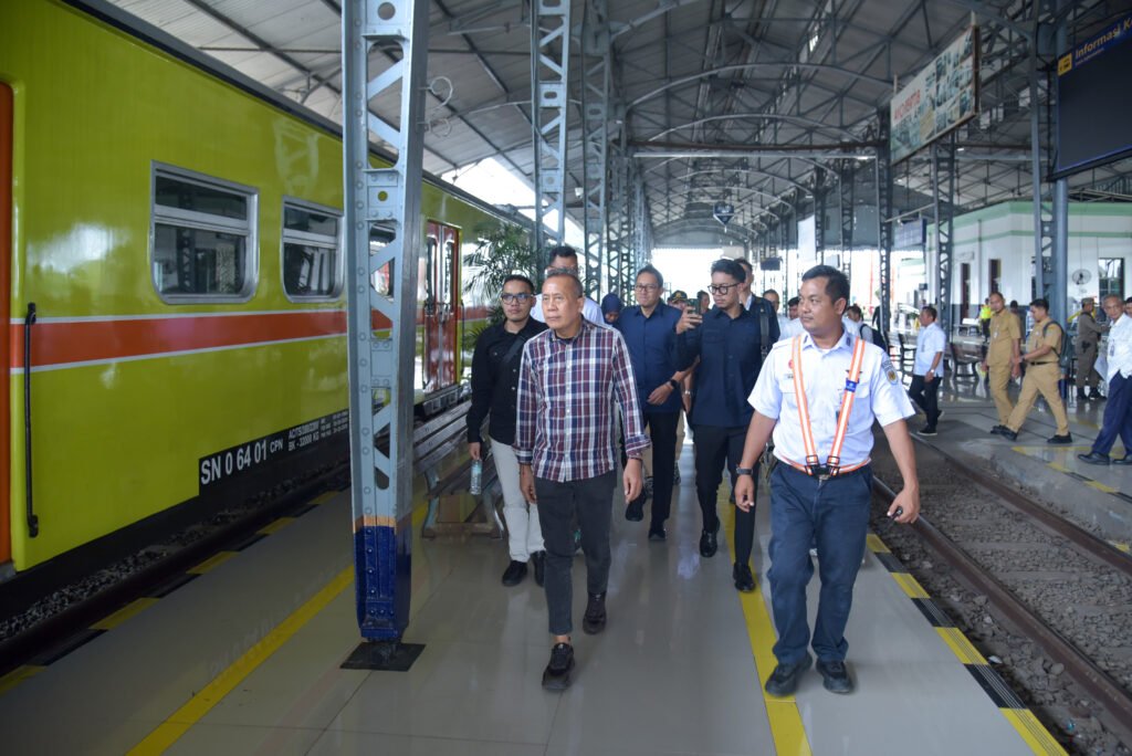 Tinjau Emplasemen Stasiun Cikampek, Saan Mustopa Pastikan Infrastruktur Pendukung Siap Sambut Perpanjangan Layanan KRL